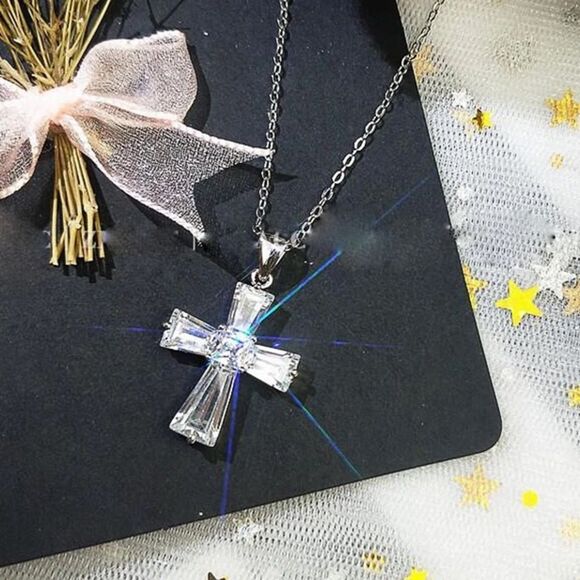 - 💖Gorgeous Sparkling Cz cross pendant on a 24” Silver Snake chain - Picture 5 of 16